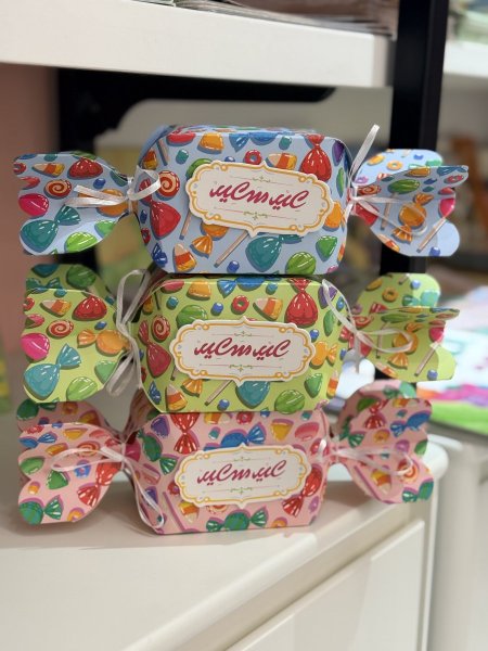 علبة على شكل حلوى - ٣ قطع